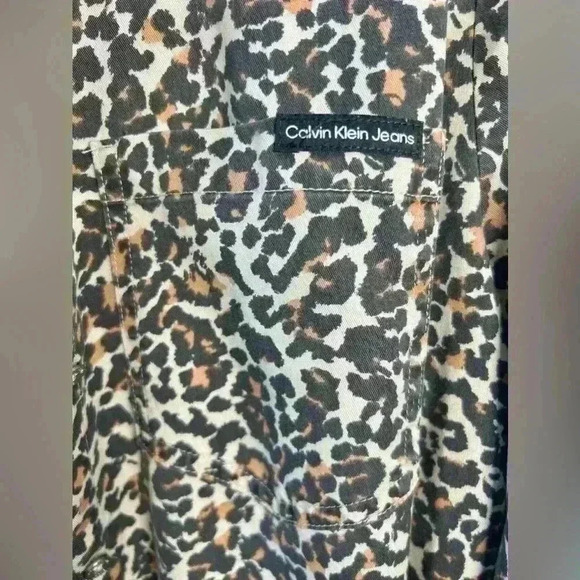 Calvin Klein Jeans | Women's Animal Print Button Down Shirt | Size Large - Picture 4 of 15